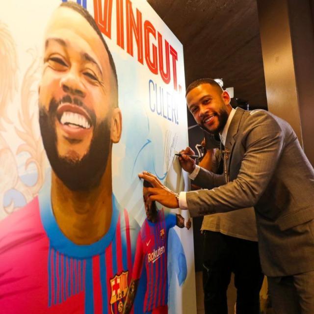 爱游戏中国官网-德佩正式亮相巴萨 拉波尔塔:新签的球员都能注册