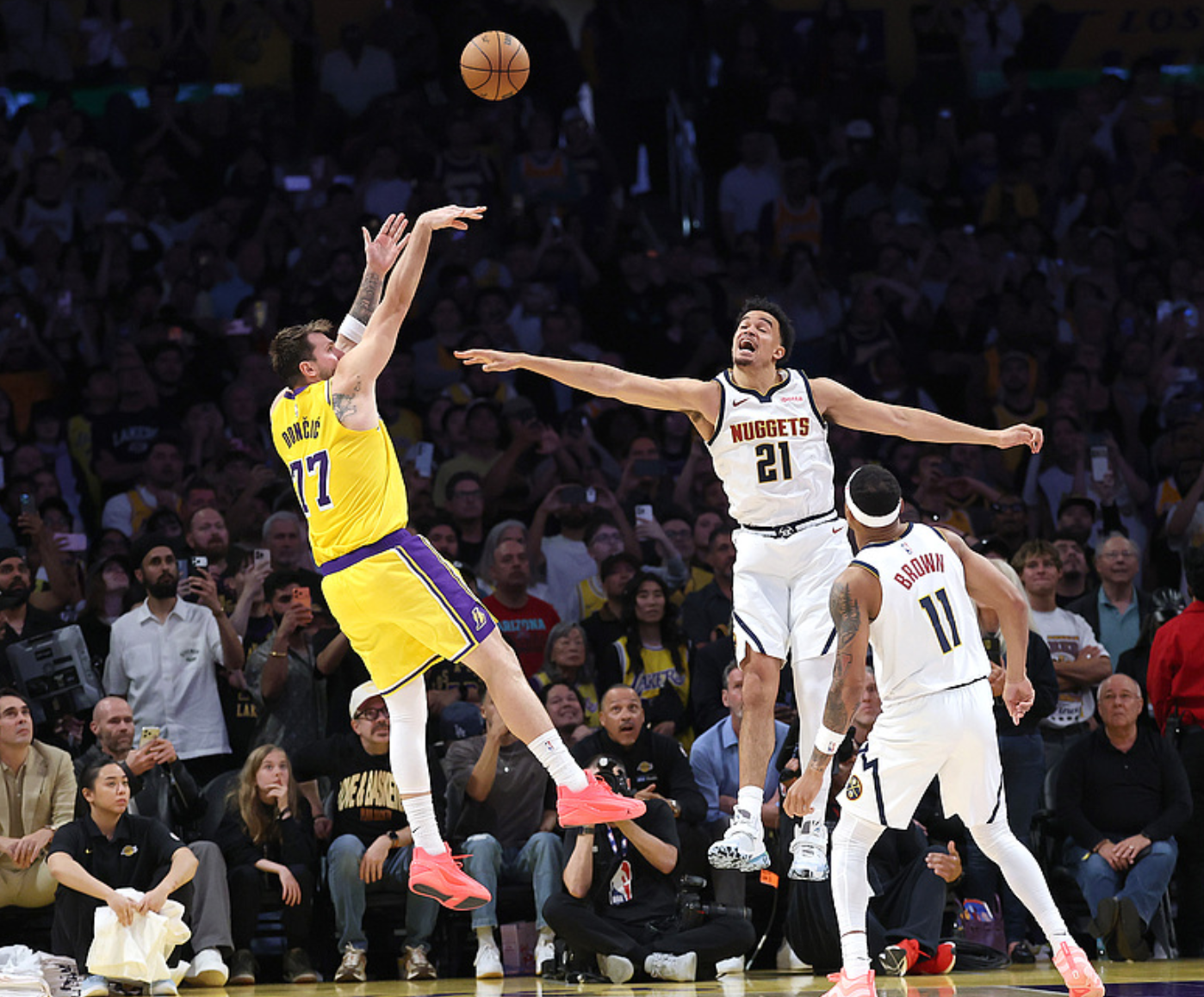 AYX GAMES-西部排名又变了:湖人创NBA奇迹,勇士收大礼,4队排名互换