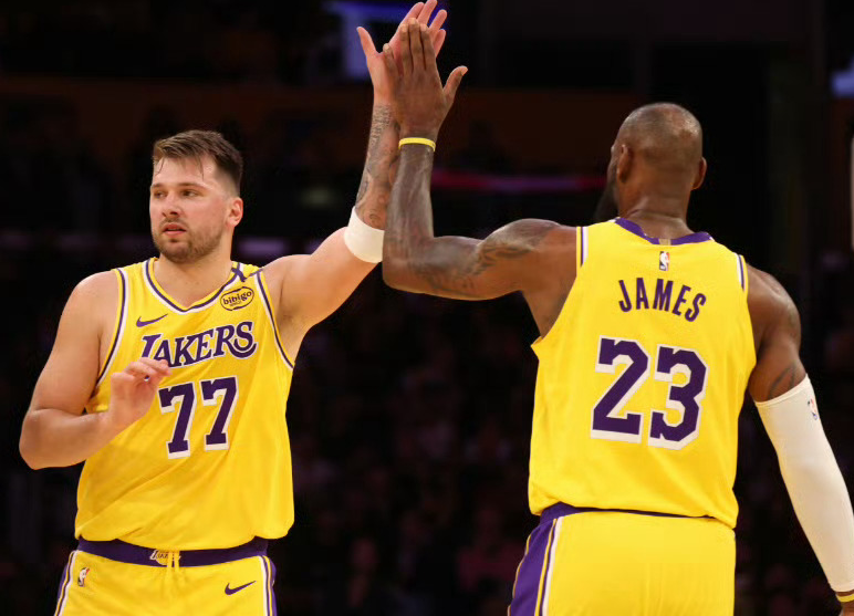 爱游戏平台体验-里皇32分7板6助+绝平!卢卡30分11板13助+绝杀!湖人王炸逆天改命